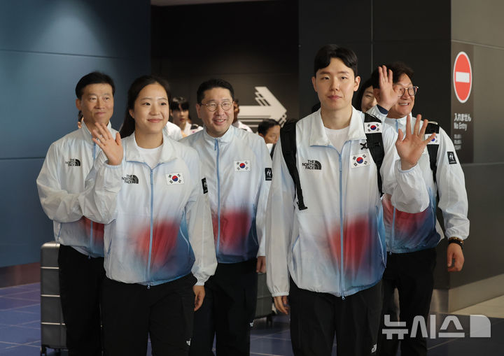 [도코나메=뉴시스] 김금보 기자 = 탁구 신유빈과 배드민턴 서승재를 필두로한 2026 아이치·나고야 아시안게임 본단이 17일(현지시간) 오후 일본 아이치현 도코나메시 주부국제공항을 통해 입국하고 있다. 2026.09.17. kgb@newsis.com