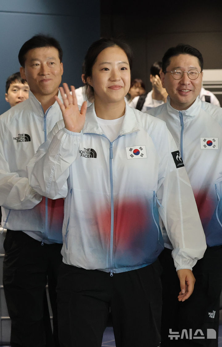 [도코나메=뉴시스] 김금보 기자 = 탁구 신유빈을 필두로한 2026 아이치·나고야 아시안게임 본단이 17일(현지시간) 오후 일본 아이치현 도코나메시 주부국제공항을 통해 입국하고 있다. 2026.09.17. kgb@newsis.com