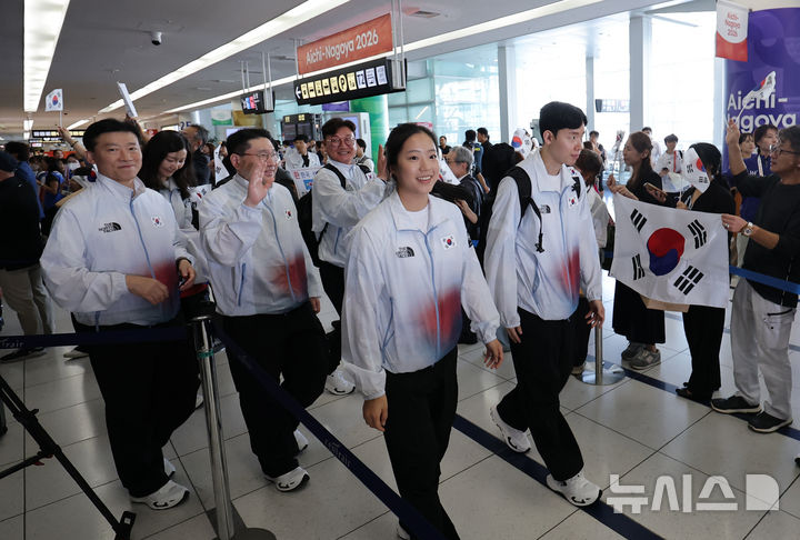 [도코나메=뉴시스] 김금보 기자 = 탁구 신유빈과 배드민턴 서승재를 필두로한 2026 아이치·나고야 아시안게임 본단이 17일(현지시간) 오후 일본 아이치현 도코나메시 주부국제공항을 통해 입국하고 있다. 2026.09.17. kgb@newsis.com