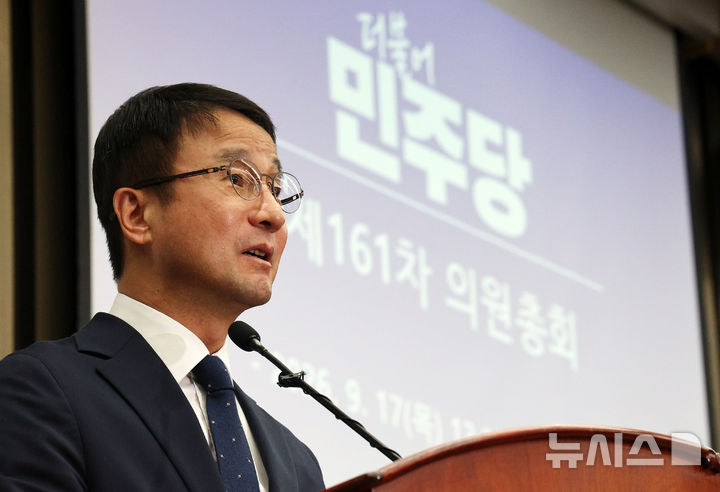 [서울=뉴시스] 고범준 기자 = 한병도 더불어민주당 원내대표가 17일 서울 여의도 국회에서 열린 의원총회에서 발언하고 있다. 2026.09.17. bjko@newsis.com