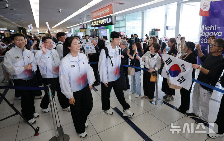 [도코나메=뉴시스] 김금보 기자 = 탁구 신유빈과 배드민턴 서승재를 필두로한 2026 아이치·나고야 아시안게임 본단이 17일(현지시간) 오후 일본 아이치현 도코나메시 주부국제공항을 통해 입국하고 있다. 2026.09.17. kgb@newsis.com