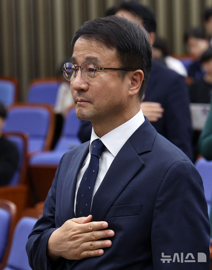 [서울=뉴시스] 고범준 기자 = 한병도 더불어민주당 원내대표가 17일 서울 여의도 국회에서 열린 의원총회에서 국민의례를 하고 있다. 2026.09.17. bjko@newsis.com