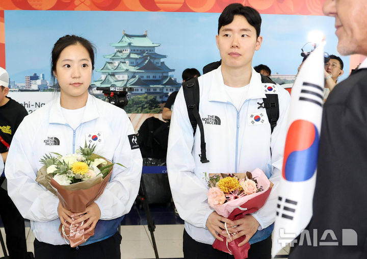 [도코나메=뉴시스] 이영환 기자 = 2026 아이치·나고야 아시안게임에 출전하는 대한민국 선수단 본단 입국 기수인 탁구 신유빈과 배드민턴 서승재가 17일 오후 일본 아이치현 도코나메시 주부국제공항에 도착해 꽃다발을 받고 있다. 2026.09.17. 20hwan@newsis.com