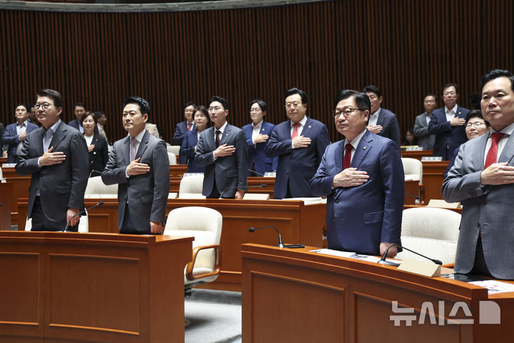 [서울=뉴시스] 김근수 기자 = 장동혁 국민의힘 대표와 정점식 원내대표를 비롯한 소속의원들이 17일 오후 서울 여의도 국회 예결위원회 회의실에서 열린 의원총회에서 국민의례를 하고 있다. 2026.09.17. ks@newsis.com
