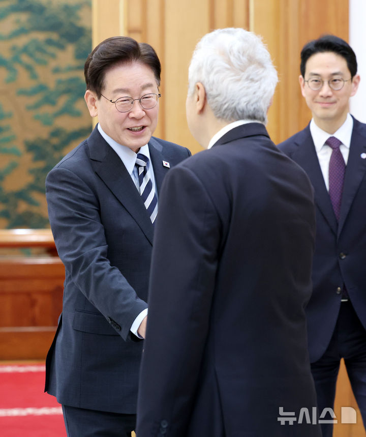 [서울=뉴시스] 김진아 기자 = 이재명 대통령이 17일 청와대에서 파티 비롤 국제에너지기구(IEA) 사무총장을 접견하기 앞서 인사를 나누고 있다. (청와대통신사진기자단) 2026.09.17. bluesoda@newsis.com