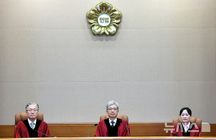 [서울=뉴시스] 박영태 기자 = 김상환 헌법재판소장이 17일 오후 서울 종로구 헌법재판소에서 열린 '2026헌가1 구 지방세법 제47조 제1호 등 위헌제청' 등 총 41건의 심판사건에 대한 선고에 참석해 있다. 2026.09.17. since1999@newsis.com