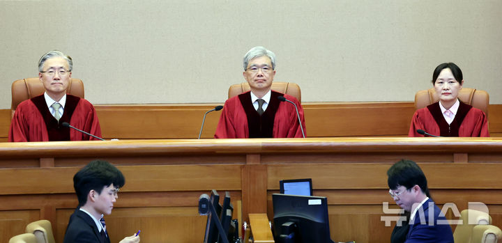 [서울=뉴시스] 박영태 기자 = 김상환 헌법재판소장이 17일 오후 서울 종로구 헌법재판소에서 열린 '2026헌가1 구 지방세법 제47조 제1호 등 위헌제청' 등 총 41건의 심판사건에 대한 선고에 참석해 있다. 2026.09.17. since1999@newsis.com