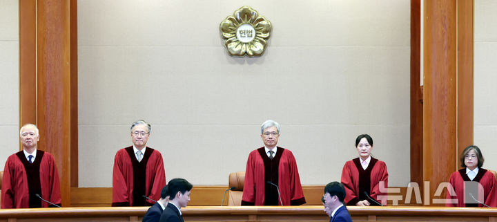 [서울=뉴시스] 박영태 기자 = 김상환 헌법재판소장이 지난 17일 오후 서울 종로구 헌법재판소에서 열린 '2026헌가1 구 지방세법 제47조 제1호 등 위헌제청' 등 총 41건의 심판사건에 대한 선고에 참석하고 있다. 2026.09.20. since1999@newsis.com