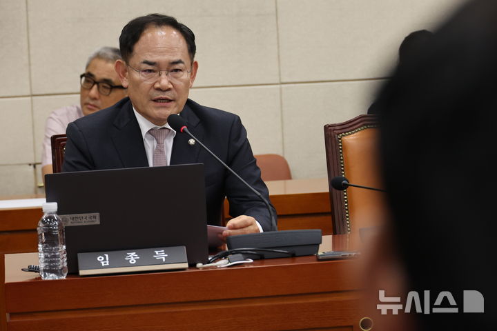 [서울=뉴시스] 최진석 기자 = 국회 국방위 야당 간사인 임종득 국민의힘 의원이 17일 여의도 국회에서 열린 제439회국회(정기회) 국방위원회 제3차 전체회의에서 국무위원후보자(국방부장관 강신철) 인사청문경과보고서 채택의 건 처리에 앞서 발언하고 있다. 2026.09.17. myjs@newsis.com