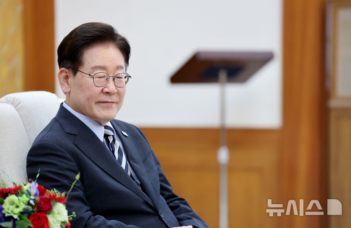 [서울=뉴시스] 김진아 기자 = 이재명 대통령이 17일 청와대에서 국제에너지기구(IEA) 사무총장을 접견, 파티 비롤 IEA 사무총장의 발언을 듣고 있다. (청와대통신사진기자단) 2026.09.17. bluesoda@newsis.com