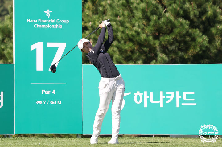 [서울=뉴시스] 17일 경기 안산 더헤븐CC에서 열린 하나금융그룹 챔피언십 1라운드 17번홀에서 황유민이 티샷을 하고 있다. (사진=KLPGA 제공) 2026.09.17. photo@newsis.com *재판매 및 DB 금지