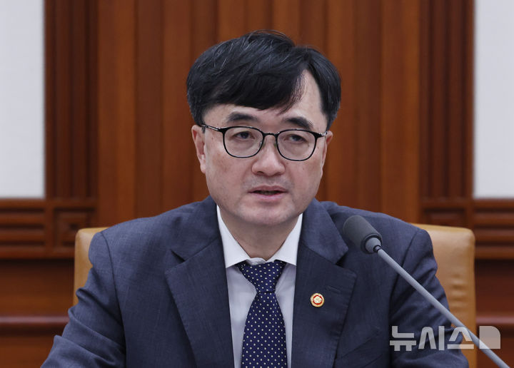 [서울=뉴시스] 조수정 기자 = 임기근 국무조정실장이 17일 오후 서울 종로구 정부서울청사에서 마약류대책협의회 회의를 주재하고 있다. 2026.09.17. chocrystal@newsis.com