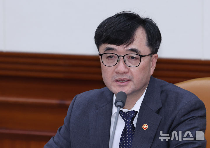 [서울=뉴시스] 조수정 기자 = 임기근 국무조정실장이 17일 오후 서울 종로구 정부서울청사에서 마약류대책협의회 회의를 주재하고 있다. 2026.09.17. chocrystal@newsis.com