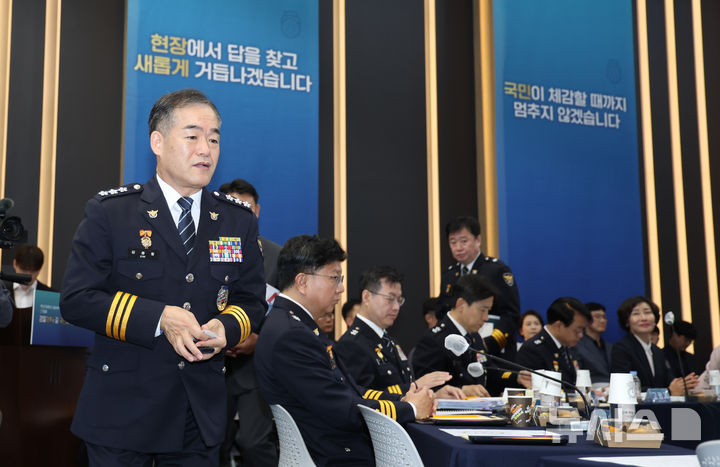 [서울=뉴시스] 김명년 기자 = 김종철 경찰청장 직무대행이 17일 오후 서울 서대문구 경찰청에서 열린 '경찰개혁 국민경청회'에서 입장하고 있다. 2026.09.17. kmn@newsis.com
