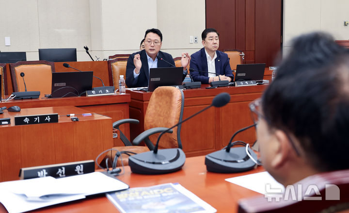 [서울=뉴시스] 최진석 기자 = 천하람 개혁신당 의원이 17일 여의도 국회에서 열린 제439회국회(정기회) 국방위원회 제3차 전체회의에서 박선원 더불어민주당 의원의 전날 전체회의 발언 관련 신상발언을 하고 있다. 2026.09.17. myjs@newsis.com