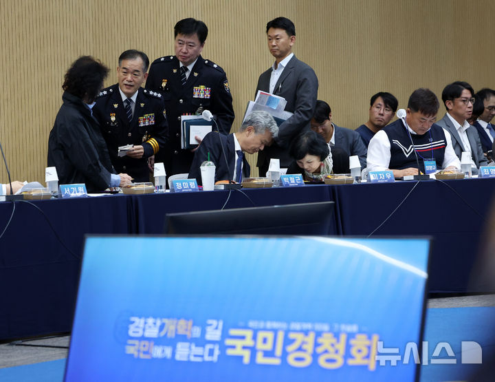 [서울=뉴시스] 김명년 기자 = 김종철 경찰청장 직무대행이 17일 오후 서울 서대문구 경찰청에서 열린 '경찰개혁 국민경청회'에서 참석자들과 인사를 나누고 있다. 2026.09.17. kmn@newsis.com