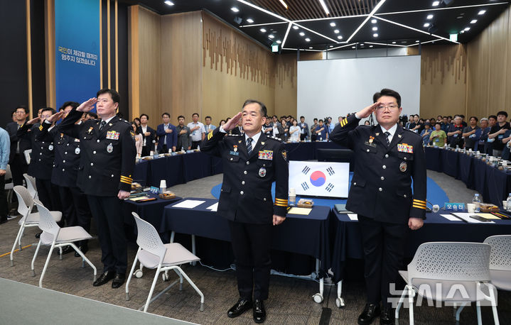 [서울=뉴시스] 김명년 기자 = 김종철 경찰청장 직무대행이 17일 오후 서울 서대문구 경찰청에서 열린 '경찰개혁 국민경청회'에서 국민의례하고 있다. 2026.09.17. kmn@newsis.com