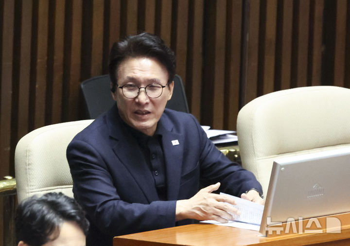 [서울=뉴시스] 김근수 기자 = 김민석 더불어민주당 대표가 17일 오후 서울 여의도 국회에서 열린 제439회국회(정기회) 제439-9차 본회의에 참석해 있다. 2026.09.17. ks@newsis.com