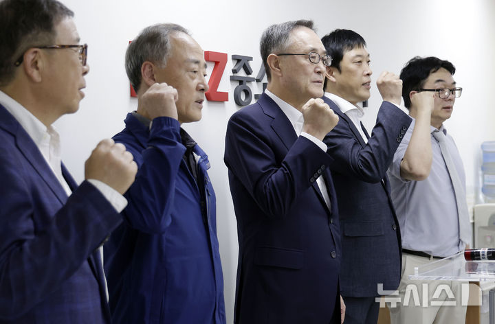 [서울=뉴시스] 최동준 기자 = 소상공인연합회, 전국상인연합회, 한국외식업중앙회, 한국프랜차이즈산업협회, 전국카페사장협동조합이 지난 17일 서울 영등포구 중소기업중앙회에서 기자회견을 열고 배달 플랫폼 문제 해결을 위한 자율적 대화와 실질적 상생협력을 촉구하고 있다. 2026.09.21. photocdj@newsis.com