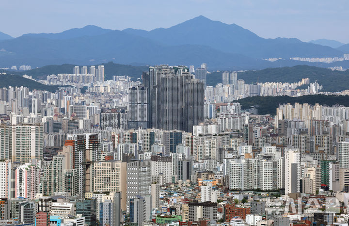 [서울=뉴시스] 조성우 기자 = 서울 용산구 남산에서 아파트 단지가 내려다보이고 있다. 2026.09.17. xconfind@newsis.com