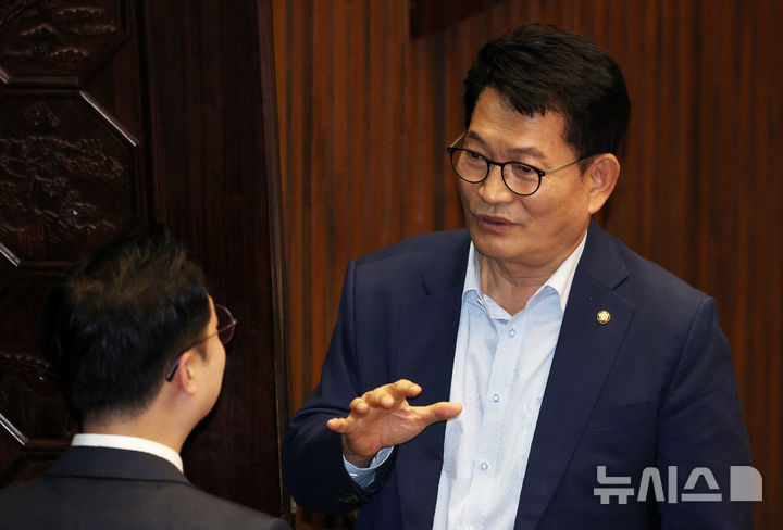 [서울=뉴시스] 고범준 기자 = 송영길 더불어민주당 의원이 지난 17일 서울 여의도 국회에서 열린 제439회 국회(정기회) 제9차 본회의에서 동료 의원과 대화를 나누고 있다. 2026.09.17. bjko@newsis.com