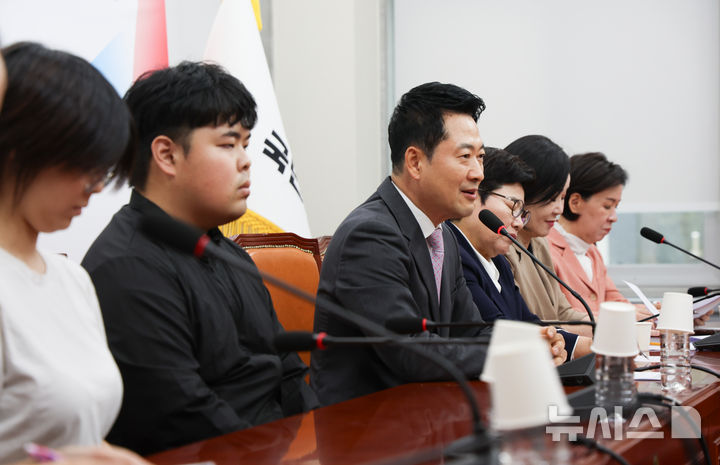 [서울=뉴시스] 김근수 기자 = 장동혁(가운데) 국민의힘 대표가 17일 오후 서울 여의도 국회에서 열린 수시 원서접수 먹통 사태 긴급 간담회에서 발언하고 있다. 2026.09.17. ks@newsis.com