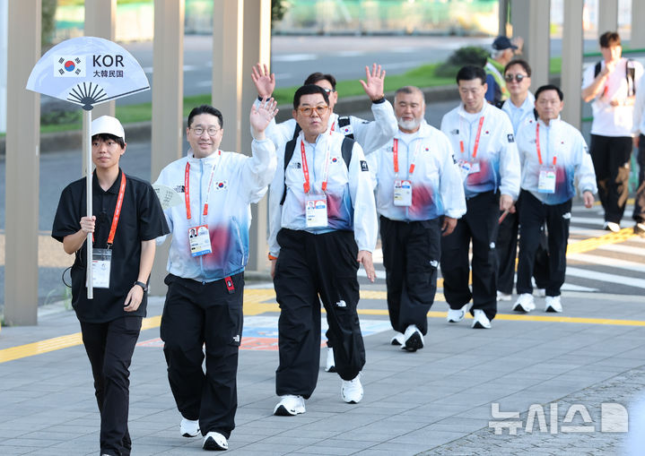 [나고야=뉴시스] 황준선 기자 = 이상현 선수단장을 비롯한 선수단이 17일 오후 일본 나고야향 인근에 마련된 2026 아이치·나고야 아시안게임 선수촌 입촌식에 참석하고 있다. 2026.09.17. hwang@newsis.com