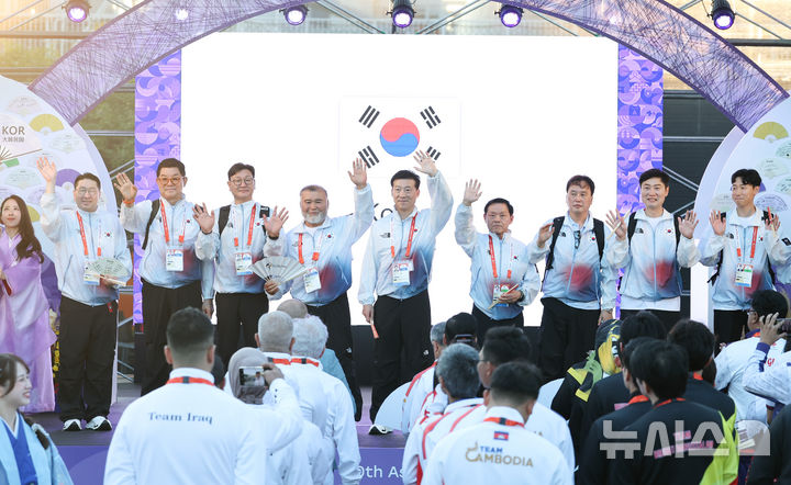 [나고야=뉴시스] 황준선 기자 = 이상현 선수단장을 비롯한 선수단이 17일 오후 일본 나고야향 인근에 마련된 2026 아이치·나고야 아시안게임 선수촌 입촌식에서 무대에 올라 인사하고 있다. 2026.09.17. hwang@newsis.com