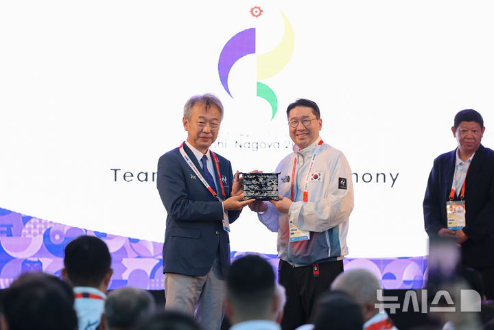 [나고야=뉴시스] 황준선 기자 = 이상현 선수단장이 17일 오후 일본 나고야향 인근에 마련된 2026 아이치·나고야 아시안게임 선수촌 입촌식에서 관계자와 선물 교환을 한 뒤 기념촬영 하고 있다. 2026.09.17. hwang@newsis.com