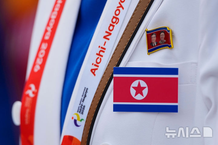 [나고야=AP/뉴시스] 18일 일본 나고야의 2026 아이치·나고야 아시안게임 선수촌에서 열린 입촌식에서 북한 관계자가 국기를 착용한 채 참석하고 있다. 2026.09.18.