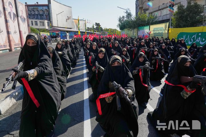 [테헤란=AP/뉴시스] 18일(현지 시간) 이란 테헤란에서 열린 국가 주관 군사 행진 '잔파다'(희생)에서 소총을 든 이란혁명수비대 소속 여성들이 행진하고 있다. 2026.09.18.