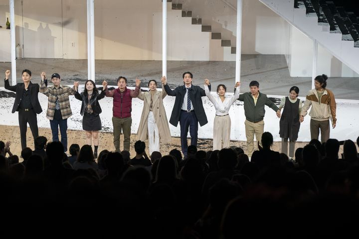 연극 '벚꽃동산' 출연진이 16일(현지시간) 미국 뉴욕 파크 애비뉴 아모리에서 공연을 마친 뒤 인사하고 있다. (사진=파크 애비뉴 아모리 제공) *재판매 및 DB 금지