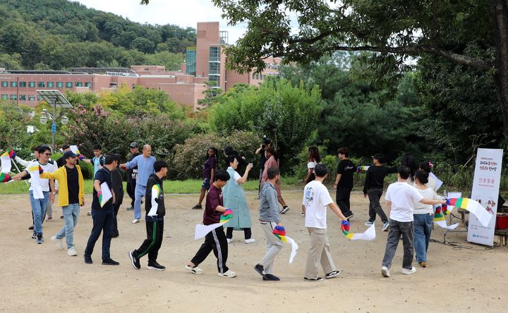 [구미=뉴시스] 안동 탈춤 배우기. (사진=금오공대 제공) 2026.09.18 photo@newsis.com *재판매 및 DB 금지