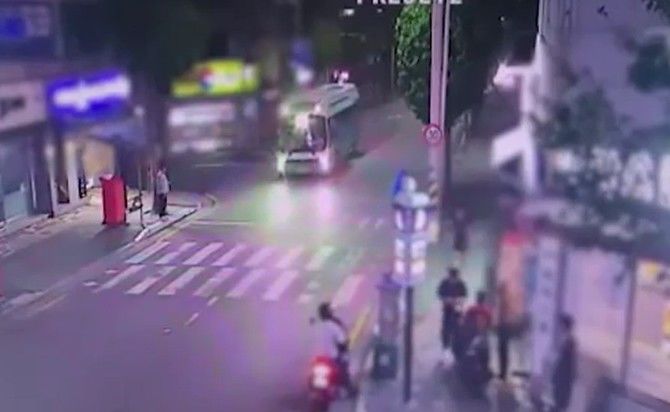[양산=뉴시스] 안지율 기자 = A씨 등이 양산의 한 길거리에서 번호판이 없는 오토바이를 타던 외국인을 협박하며 금품을 요구하고 있다. (사진= 경남경찰청 제공) 2026.09.18. photo@newsis.com *재판매 및 DB 금지