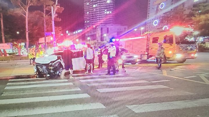 [전남광주=뉴시스] 18일 오전 0시15분께 전남광주 서구 광천동 한 사거리에서 60대 여성 A씨가 몰던 승용차와 30대 남성 B씨의 차량이 충돌했다. (사진=독자 제공) 2026.09.18. photo@newsis.com *재판매 및 DB 금지