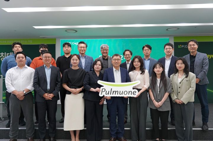 [서울=뉴시스] 17일 서울 강남구 수서 본사에서 열린 풀무원 사내 벤처 프로그램 'P:Cell 2기 최종 발표 평가회' 행사 종료 후 풀무원 이우봉 총괄CEO(첫 번째 줄 왼쪽 다섯 번째)를 비롯한 주요 경영진, 외부 투자 전문가, 피칭데이 참가 조직원들이 기념 촬영을 하고 있다. (사진=풀무원 제공) *재판매 및 DB 금지