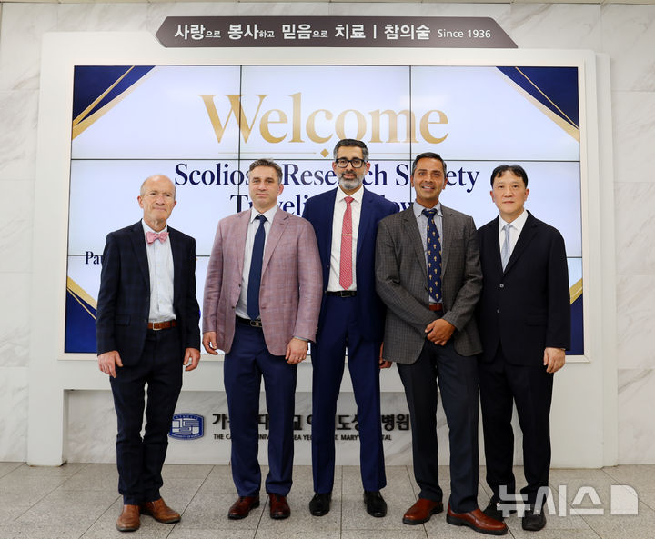[서울=뉴시스] 세계척추변형학회(SRS) 트래블링 펠로우들이 지난 16일 여의도성모병원을 방문, 장동균 정형외과 교수(맨우측)와 기념촬영을 하고 있다. (사진= 여의도성모병원 제공)