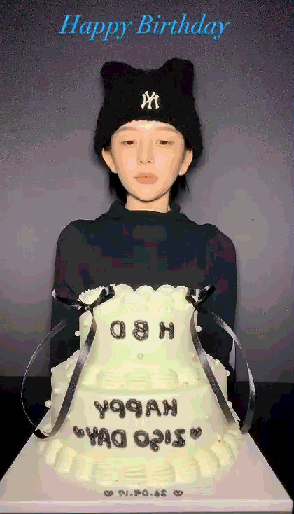 [서울=뉴시스] 정지소가 생일 케이크에 초를 붙이고 있는 모습이다. (사진=정지소 SNS 캡처) 2026.09.18. photo@newsis.com *재판매 및 DB 금지