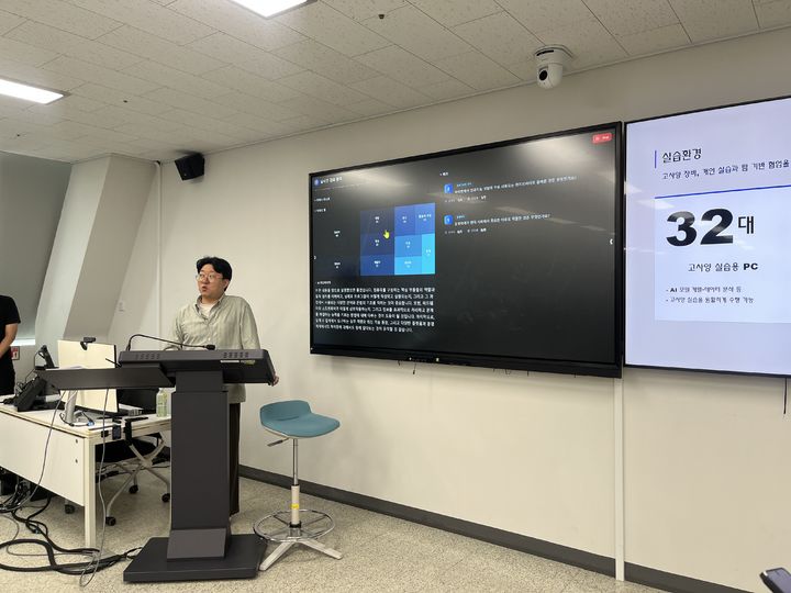 [천안=뉴시스] 박정영 기자=지난 17일 충남 천안의 한국기술교육대학교(한기대) 다담미래학습관 'AI 학습분석실'에서 한기대 관계자가 퀴즈 제작을 시연하고 있다. 2026.09.18. us06037@newsis.com *재판매 및 DB 금지