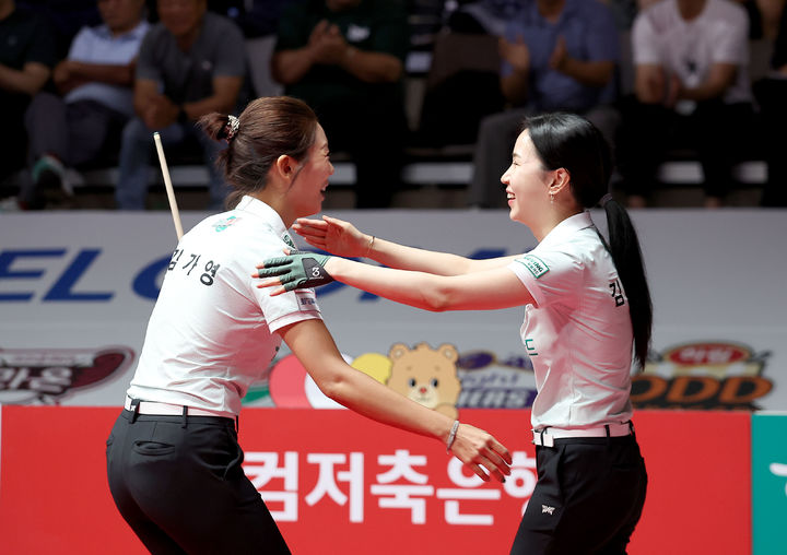 [서울=뉴시스] 프로당구(PBA) 하나카드의 김가영과 김진아. (사진=PBA 제공)
