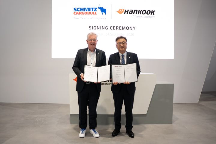 안드레아스 슈미츠(Andreas Schmitz) 슈미츠 카고불(Schmitz Cargobull) 대표이사(CEO), 박종호 한국타이어 유럽 본부장 사장 (사진=한국타이어 제공) *재판매 및 DB 금지