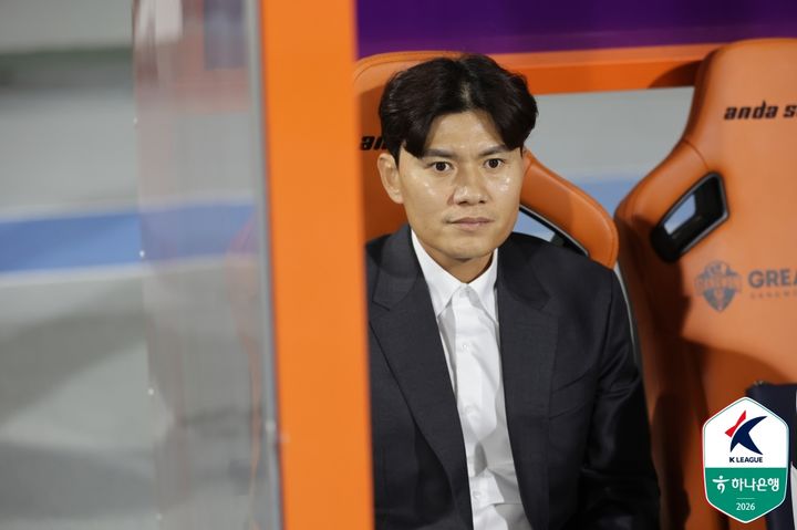 [서울=뉴시스] 프로축구 K리그1 강원FC의 정경호 감독. (사진=한국프로축구연맹 제공)