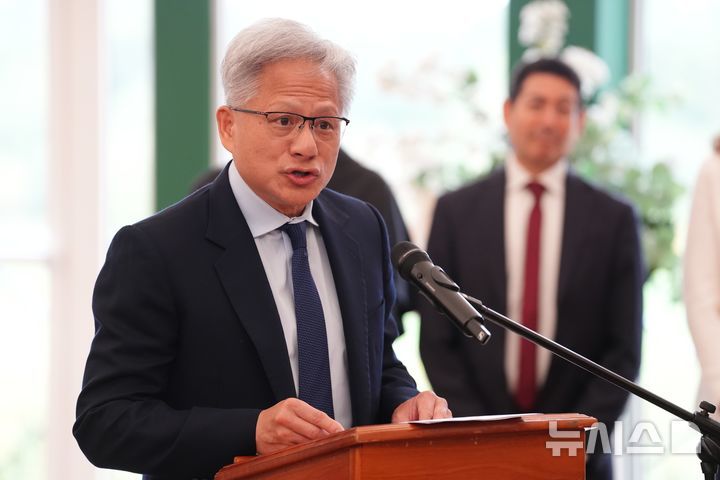 [스코틀랜드=AP/뉴시스] 젠슨 황 엔비디아 최고경영자(CEO)가 17일(현지 시간) 스코틀랜드 커머녹 덤프리스 하우스에서 열린 회의 중 연설하고 있다. 2026.09.18. *재판매 및 DB 금지