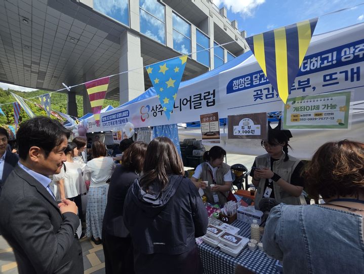 [안동=뉴시스] 지난 17일 도청 가온마당에서 '추석맞이 시니어클럽 생산품 특별판매전'이 열리고 있다. (사진=경북도 제공) 2026.09.18. photo@newsis.com *재판매 및 DB 금지