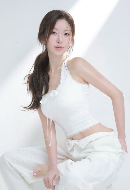 [서울=뉴시스] 예정화가 사진 스튜디오에서 포즈를 취하고 있는 모습이다. (사진=예정화 SNS 캡처) 2026.09.18. photo@newsis.com *재판매 및 DB 금지