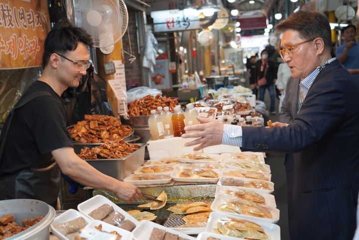 [서울=뉴시스] 창업진흥원의 세종전통시장 명절 물품 구매 활동. (사진=창업진흥원 제공) 2026.9.18. photo@newsis.com *재판매 및 DB 금지