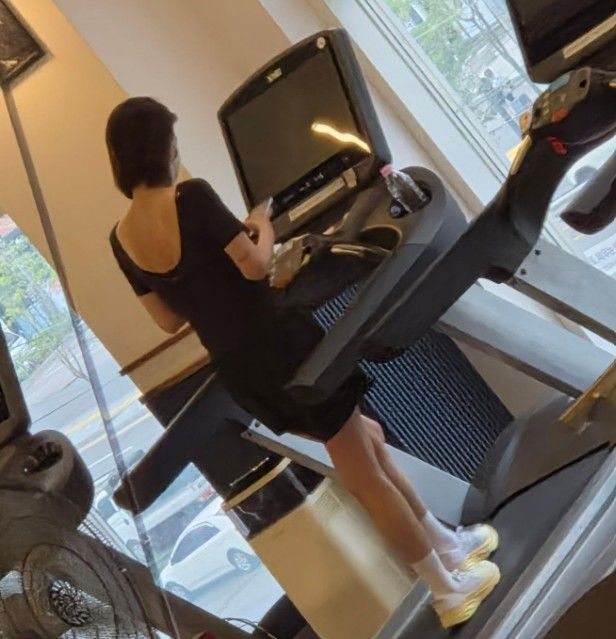 [서울=뉴시스] 신지가 러닝머신 위를 걷는 모습이다. (사진=신지 SNS 캡처) 2026.09.18. photo@newsis.com *재판매 및 DB 금지