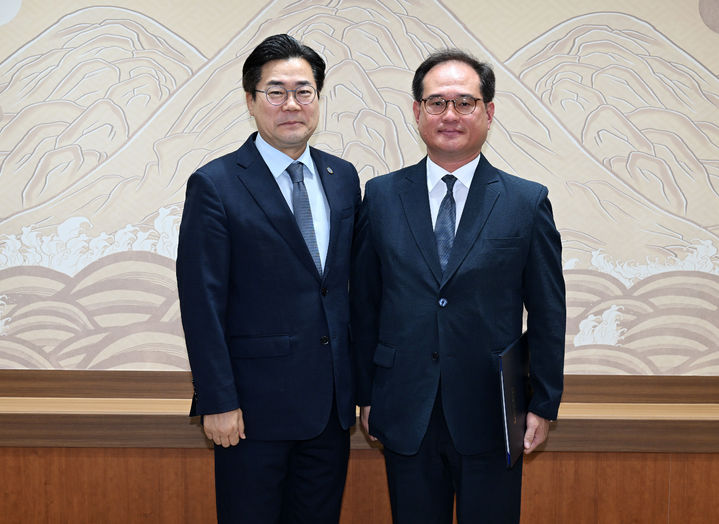 [인천=뉴시스] 박찬대 인천시장이 18일 시청 대접견실에서 김종철 신임 경제자유구역청장에게 임용장을 수여하고 있다. (사진=인천시 제공) 2026.09.18. photo@newsis.com *재판매 및 DB 금지