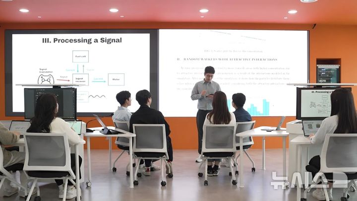 [나주=뉴시스] '한국에너지공과대학교(KENTECH·켄텍) 교원 창업 연구소기업 노원비하인드㈜가 개발한 AI 기반 교실 지능화 플랫폼 'ALC'로 진행 중인 수업 모습. (사진=켄텍 제공) photo@newsis.com *재판매 및 DB 금지