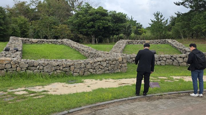 [사진=박현주 미술전문기자] 17일 제5회 제주비엔날레가 열리고 있는 제주도립미술관 뒷마당에 홍보대사인 강연가 김창옥이 설치한 사방탑이 놓여 있다. 돌챙이였던 아버지를 떠올리며 제주 돌을 쌓고, 최근 시작한 옻칠 작업을 입힌 돌을 탑 위에 올렸다. 2026.09.17. hyun@newsis.com *재판매 및 DB 금지